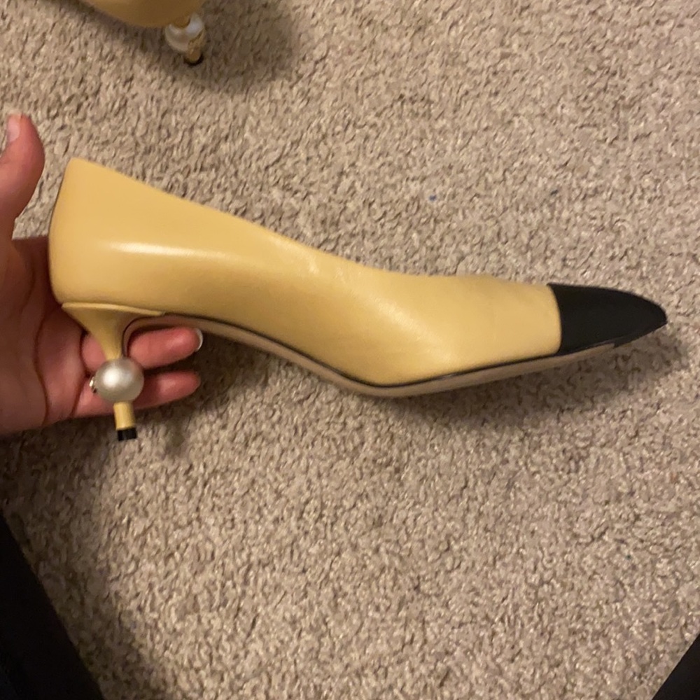 Chanel two tone pearl heel pumps - Picture 9 of 15